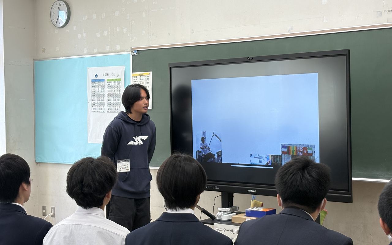 日本の中学校で講演する本瀬湧麻